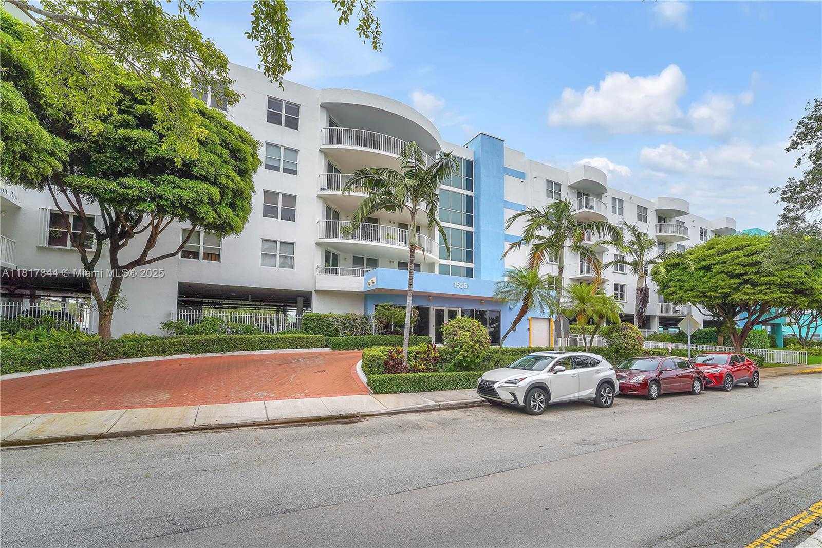 Small Image of 1555 NORTH TREASURE DR #304, North Bay Village Number 2