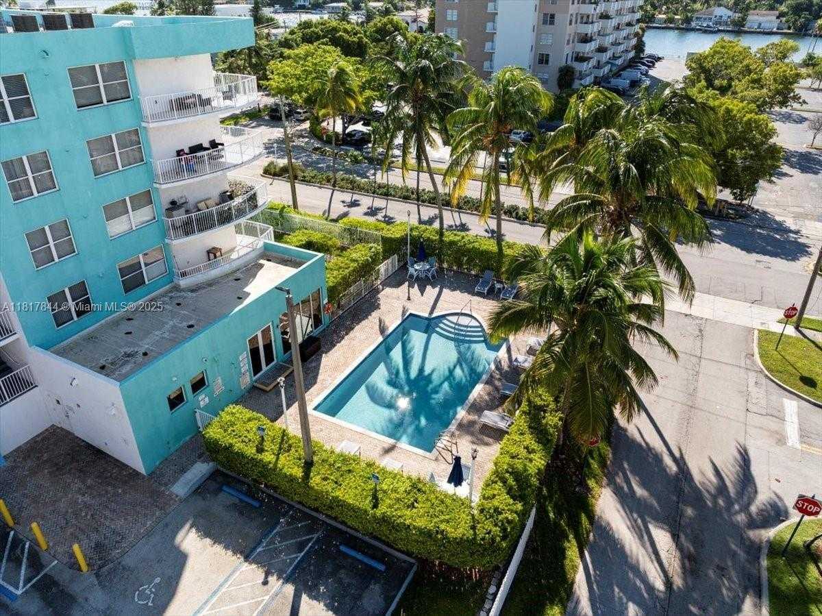 Small Image of 1555 NORTH TREASURE DR #304, North Bay Village Number 23