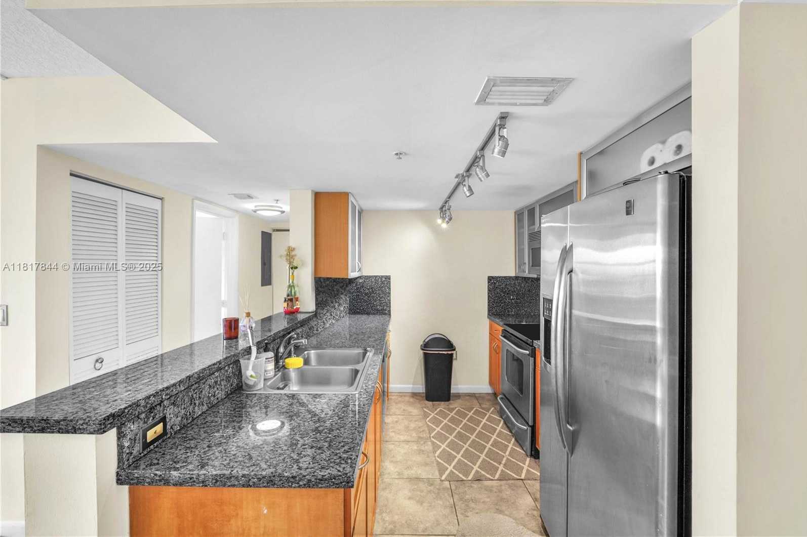Small Image of 1555 NORTH TREASURE DR #304, North Bay Village Number 8