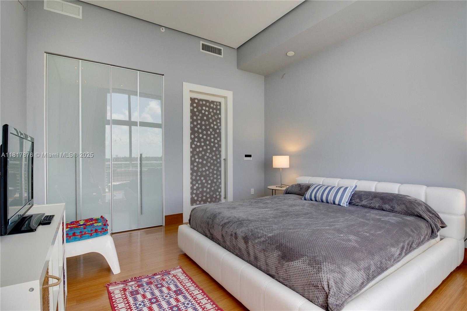 Small Image of 2001 MERIDIAN AVE #PH-21, Miami Beach Number 10