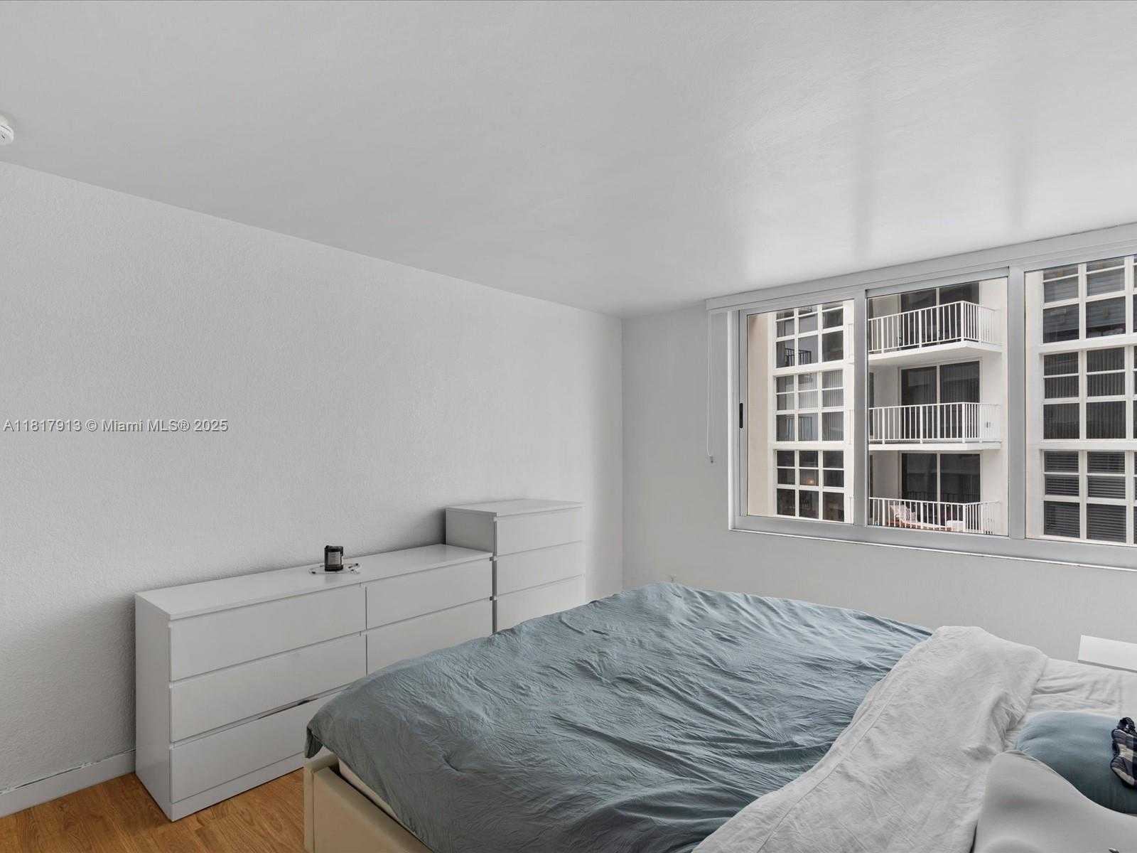 Small Image of 1200 WEST AVE #823, Miami Beach Number 15
