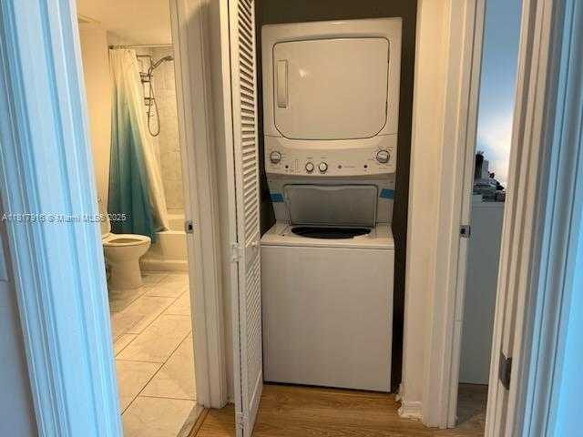 Small Image of 950 BRICKELL BAY DR #1608, Miami Number 8