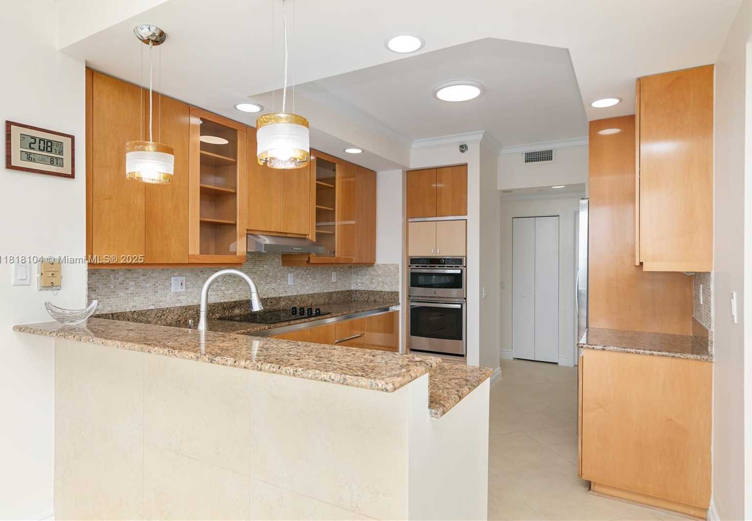 Small Image of 21150 POINT PLACE #LPH 2902, Aventura Number 16