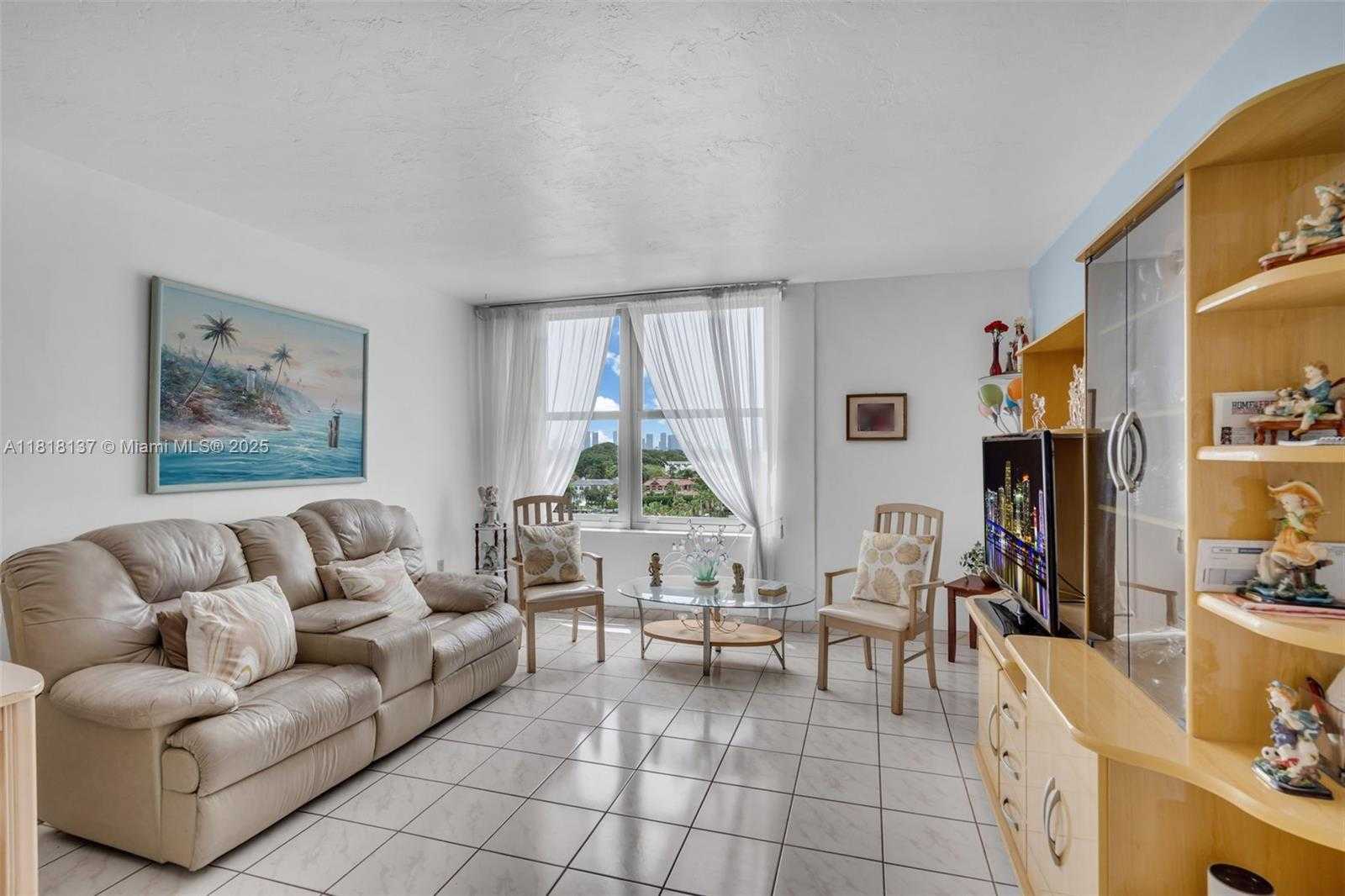 Small Image of 2899 COLLINS AVE #946, Miami Beach Number 2