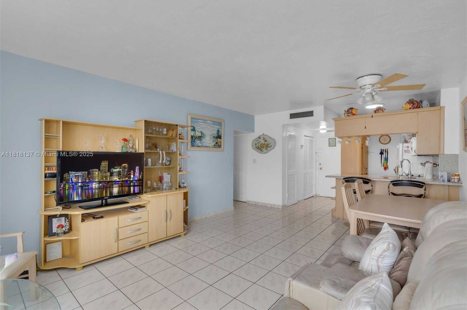 Small Image of 2899 COLLINS AVE #946, Miami Beach Number 4
