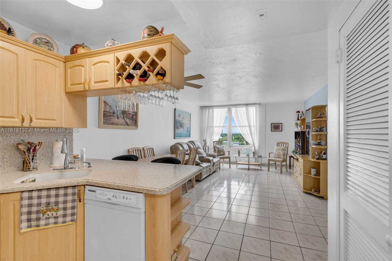 Small Image of 2899 COLLINS AVE #946, Miami Beach Number 6