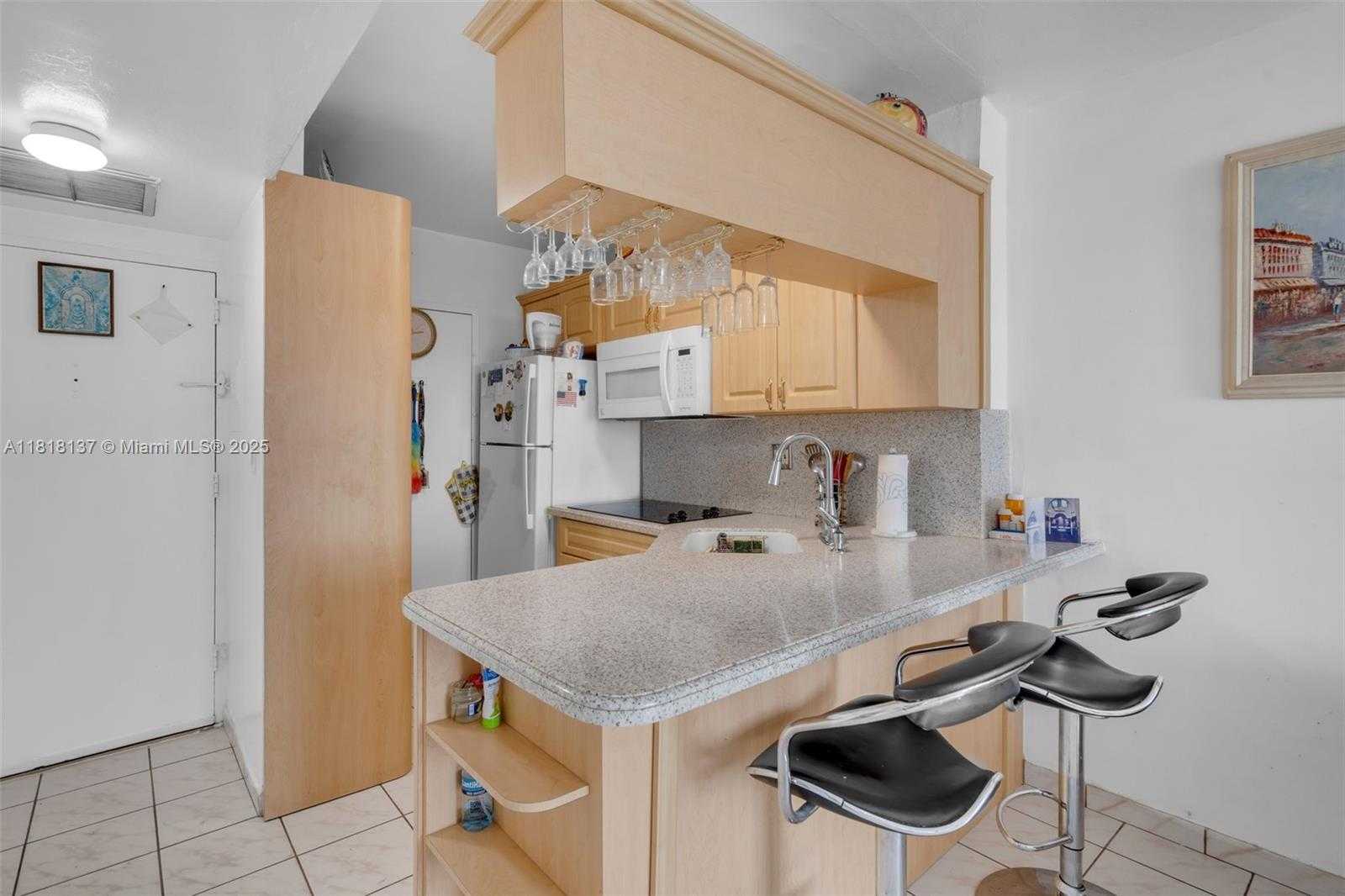 Small Image of 2899 COLLINS AVE #946, Miami Beach Number 8