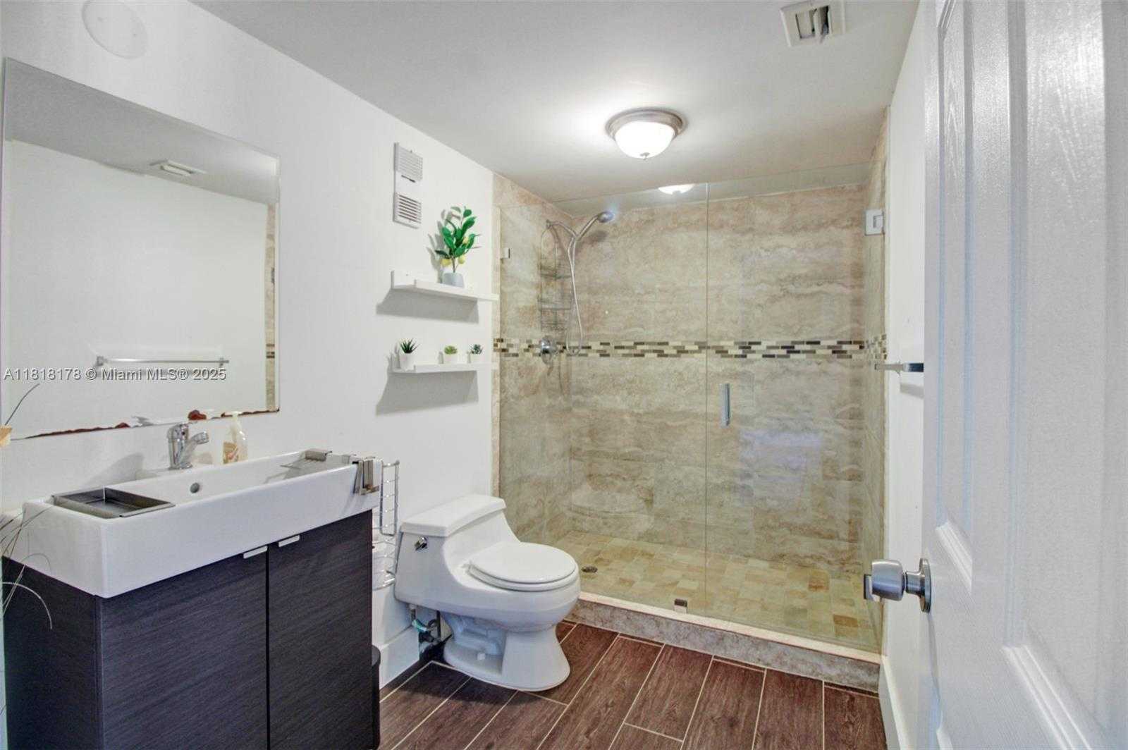 Small Image of 665 NORTH EAST 195TH ST #123, Miami Number 12