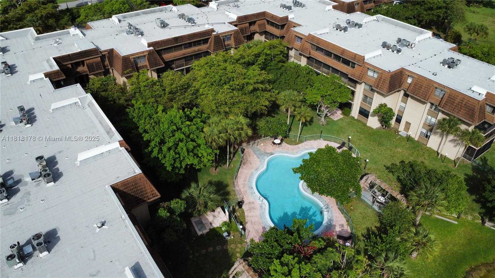 Small Image of 665 NORTH EAST 195TH ST #123, Miami Number 34