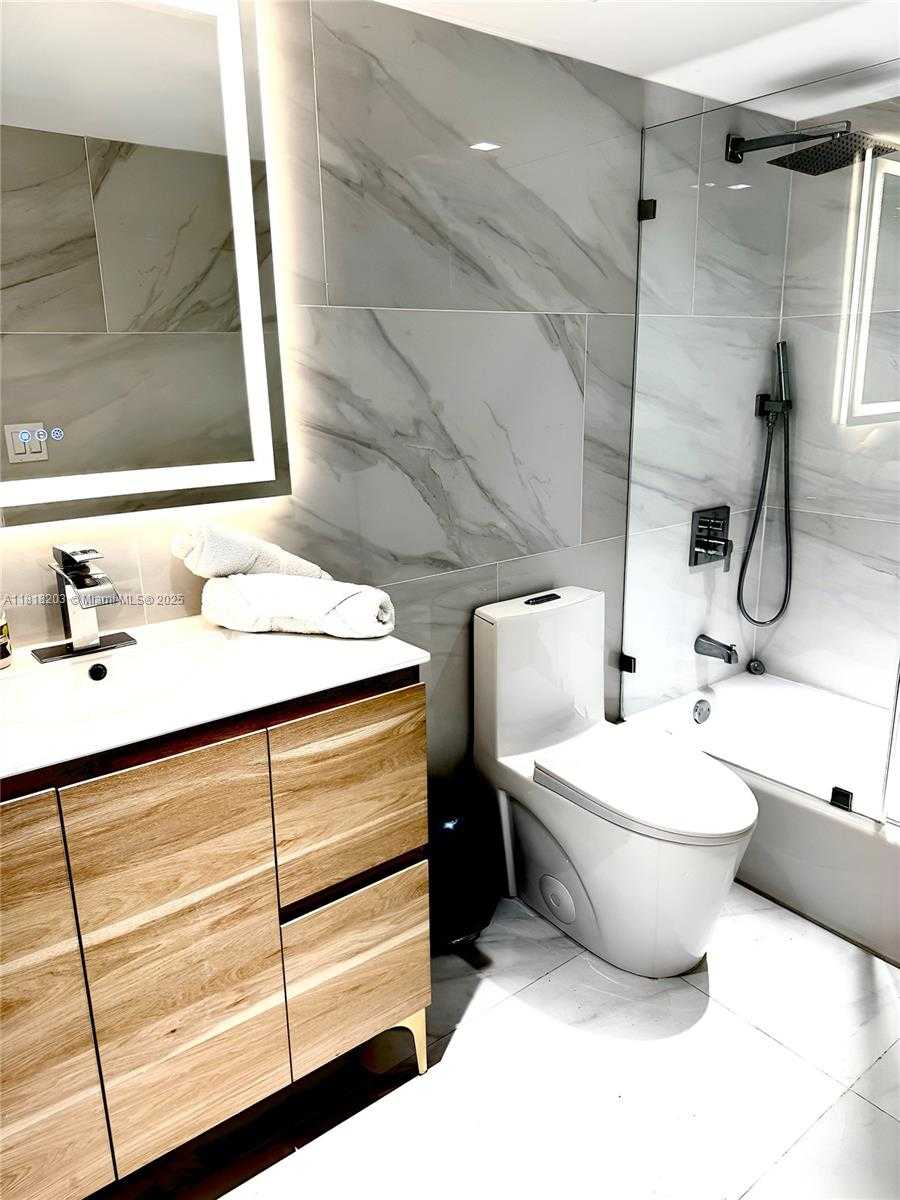 Small Image of 401 OCEAN DR #1007, Miami Beach Number 4