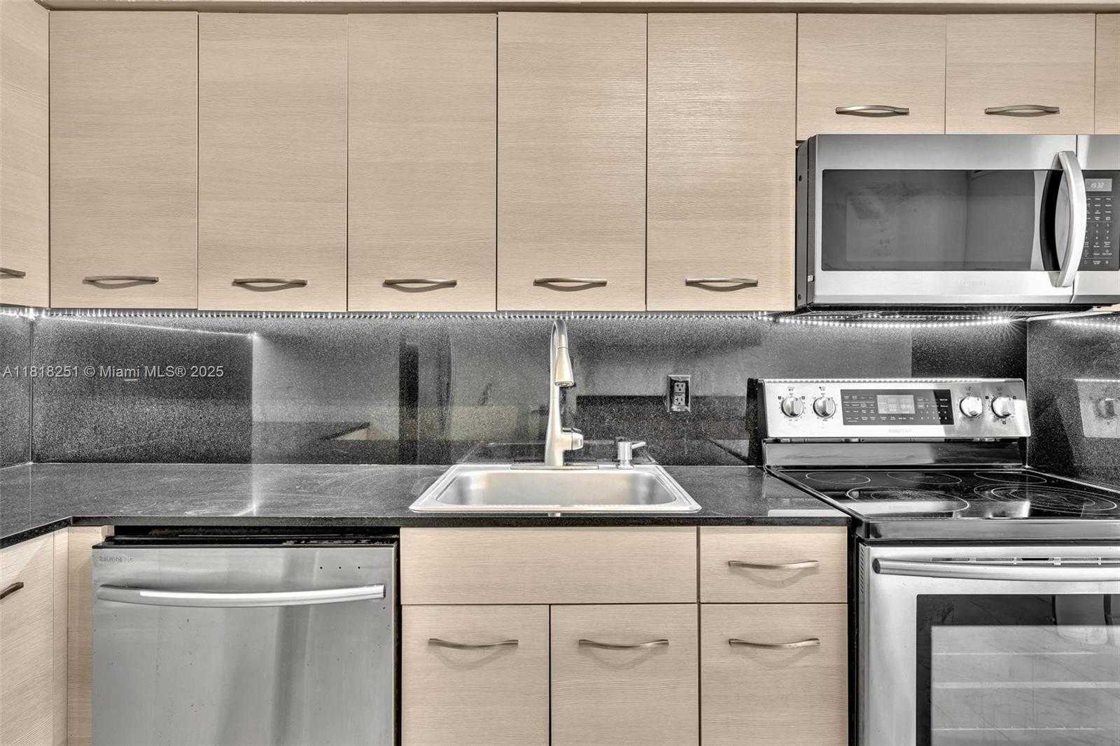 Small Image of 6770 INDIAN CREEK DR #10O, Miami Beach Number 10