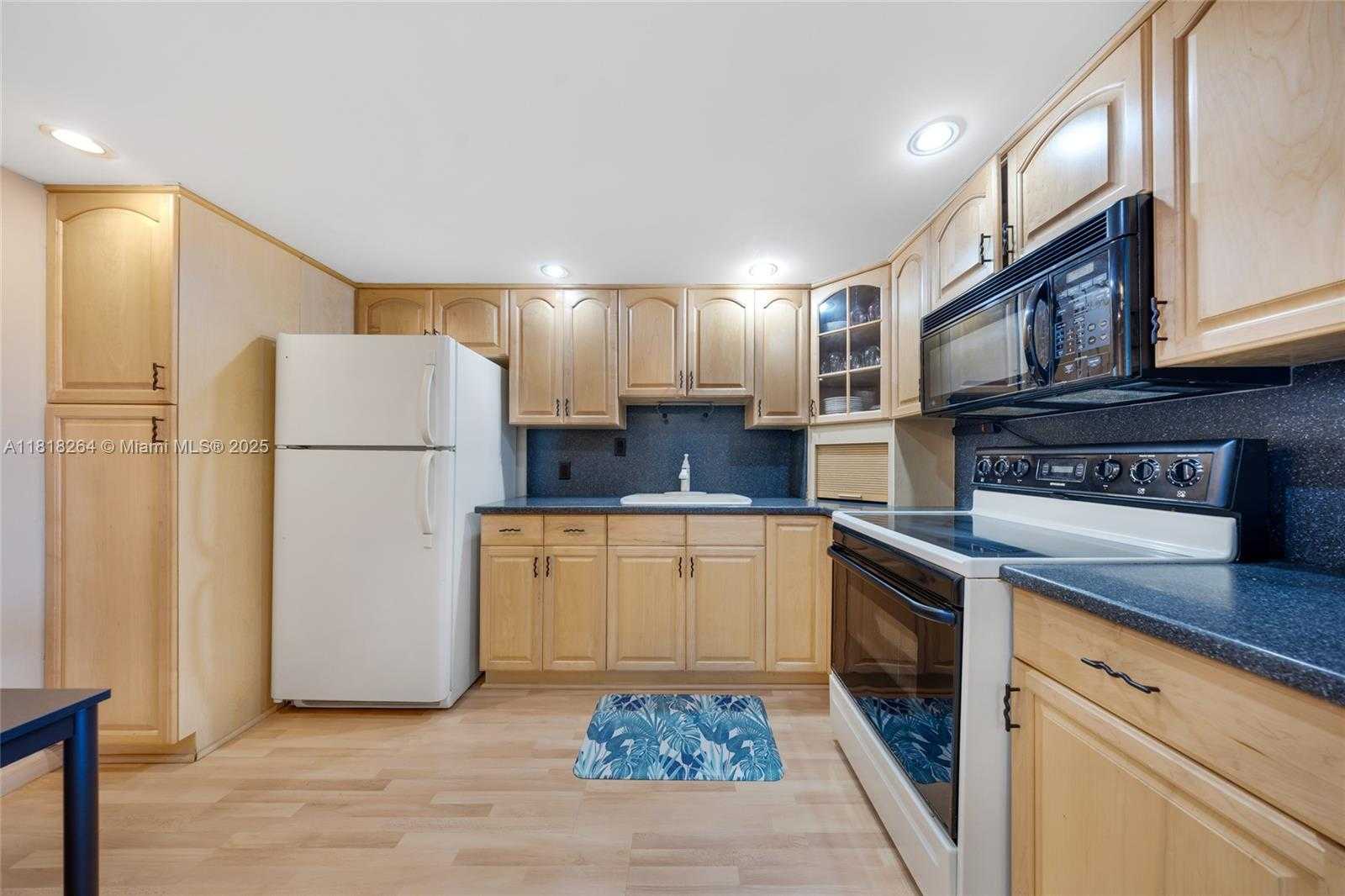 Small Image of 100 BAYVIEW DR #1922, Sunny Isles Beach Number 11