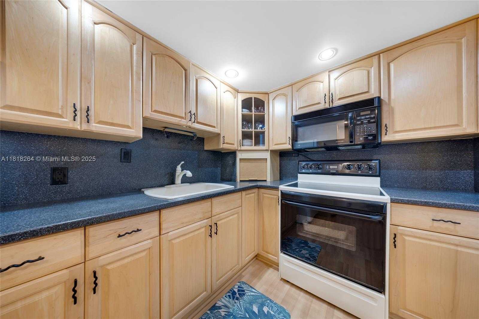 Small Image of 100 BAYVIEW DR #1922, Sunny Isles Beach Number 12