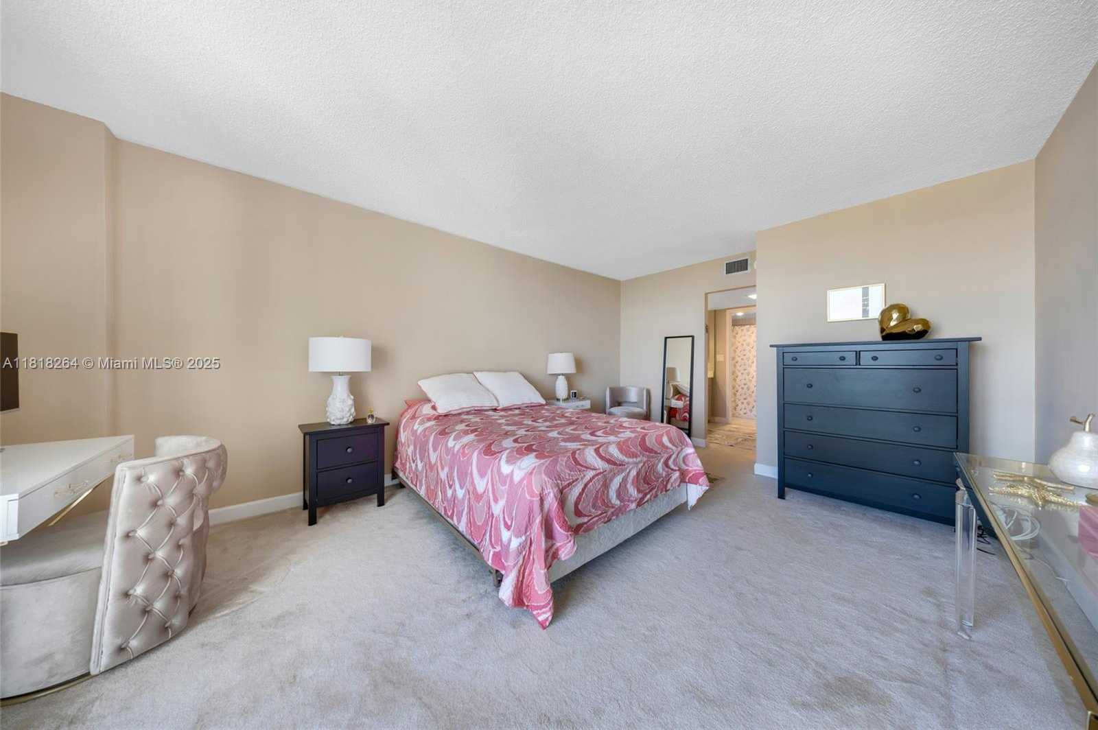 Small Image of 100 BAYVIEW DR #1922, Sunny Isles Beach Number 18