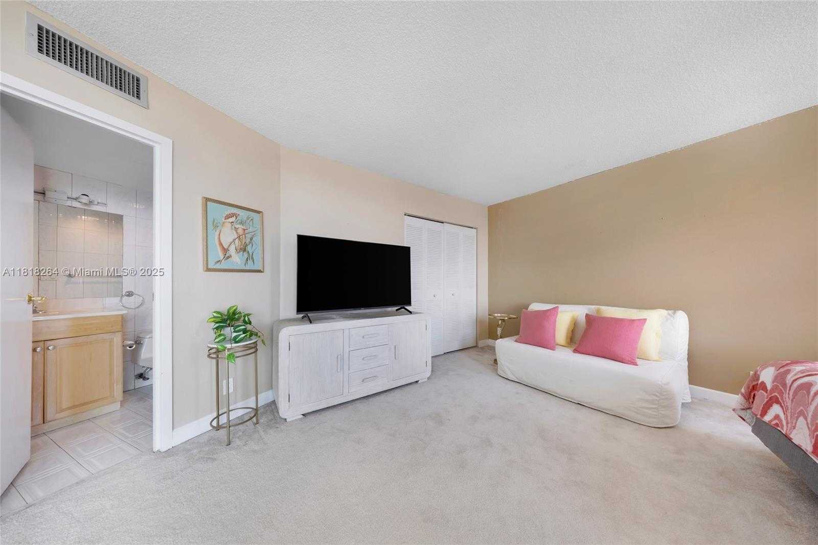 Small Image of 100 BAYVIEW DR #1922, Sunny Isles Beach Number 23