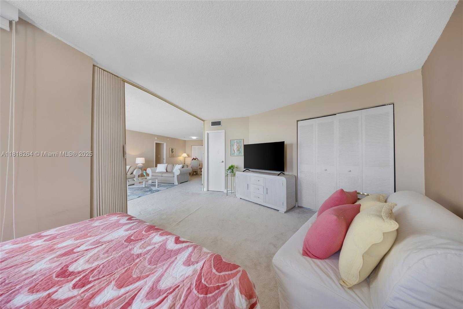 Small Image of 100 BAYVIEW DR #1922, Sunny Isles Beach Number 24