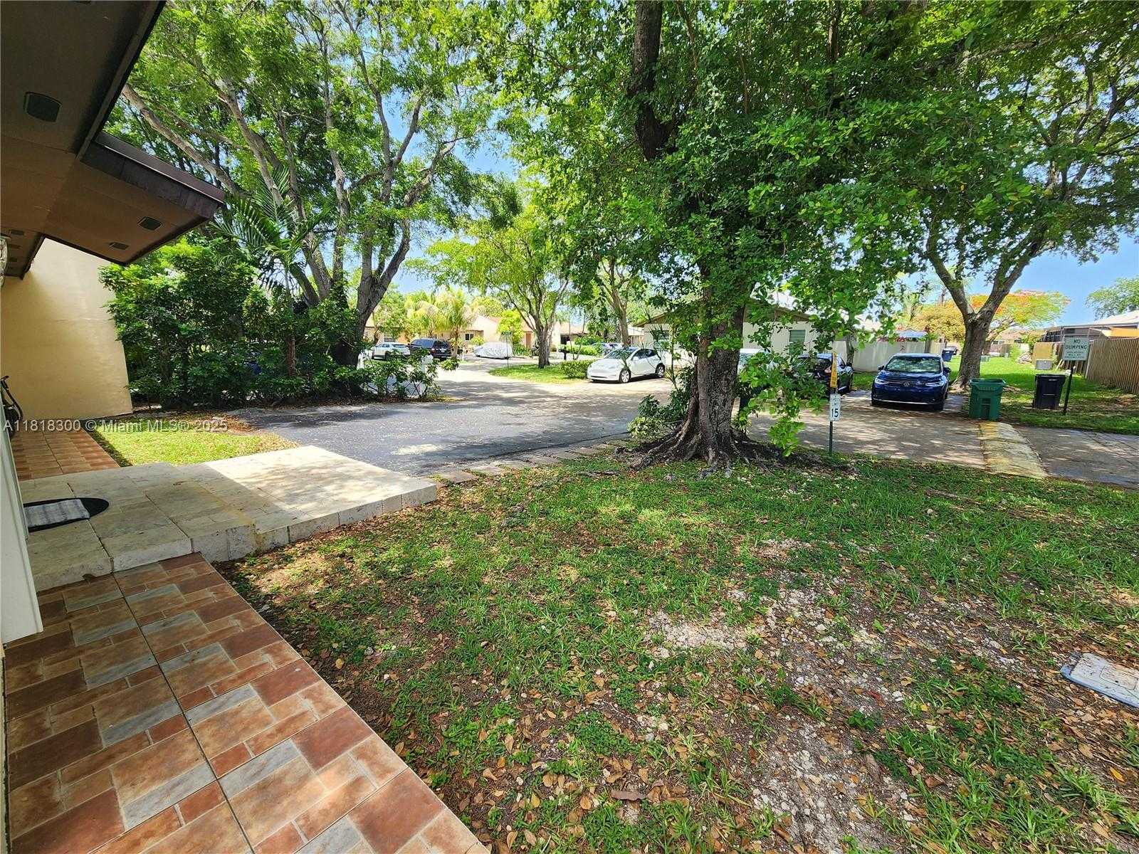 Small Image of 11820 SOUTH WEST 125TH PL #11820, Miami Number 5