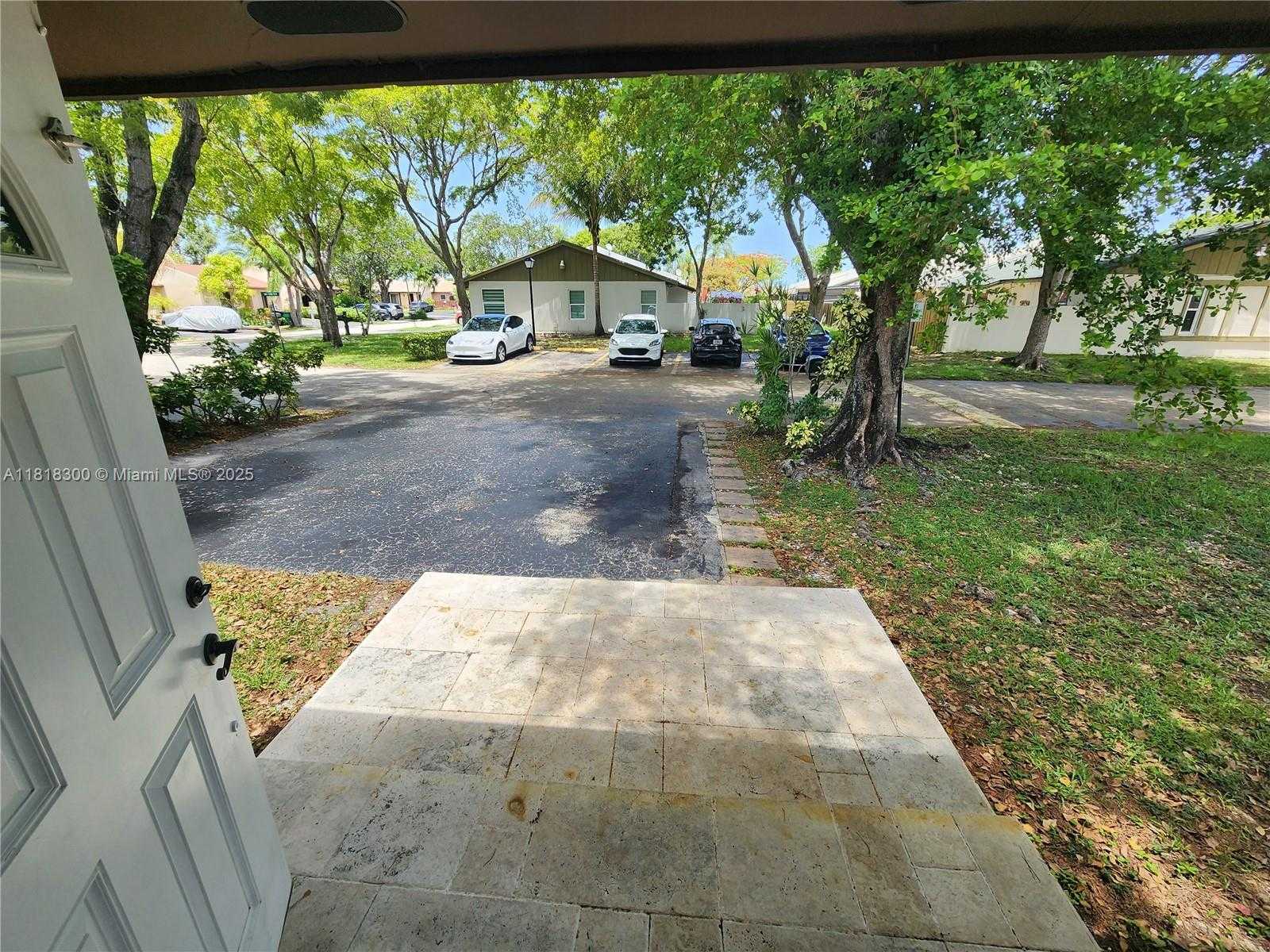 Small Image of 11820 SOUTH WEST 125TH PL #11820, Miami Number 9