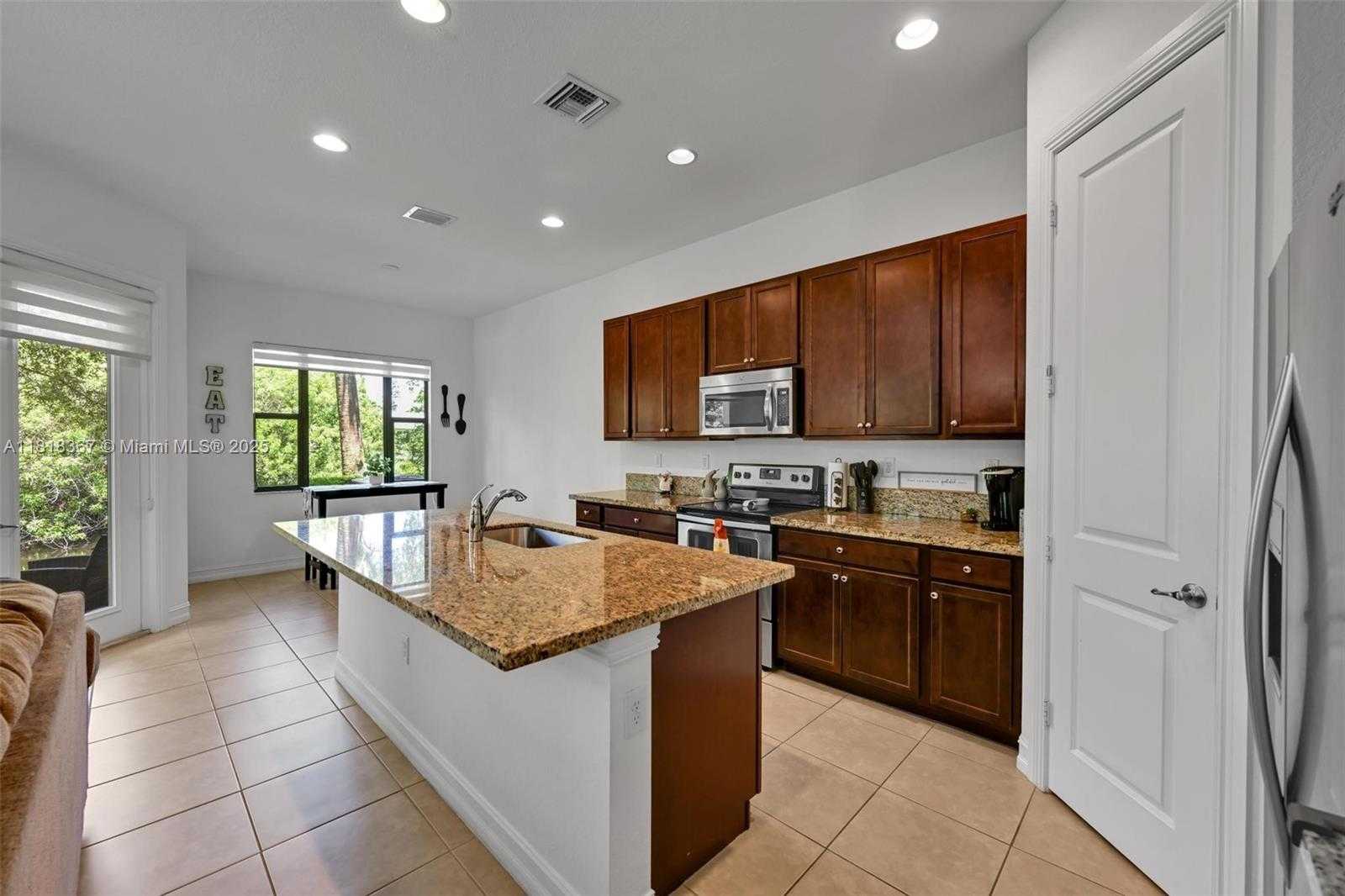 Small Image of 122 SW 127th Terrace, Plantation, FL 33325, USA Number 12