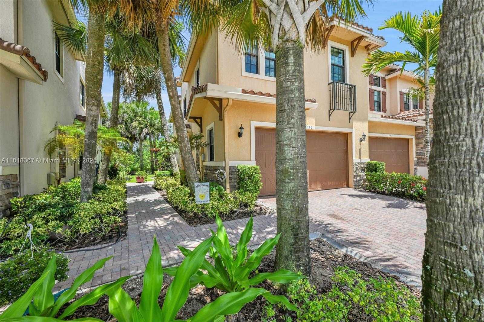 Small Image of 122 SW 127th Terrace, Plantation, FL 33325, USA Number 3