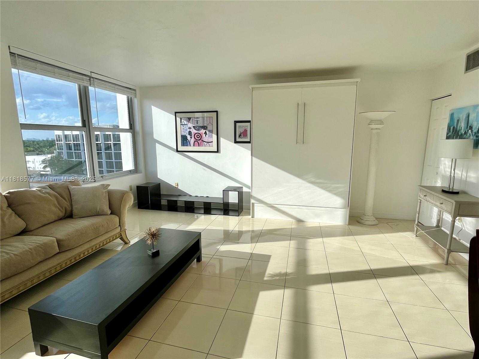 Small Image of 2899 COLLINS AVE #810, Miami Beach Number 4