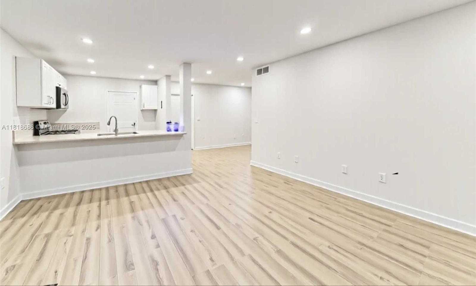 Small Image of 5790 STIRLING #212, Hollywood Number 12