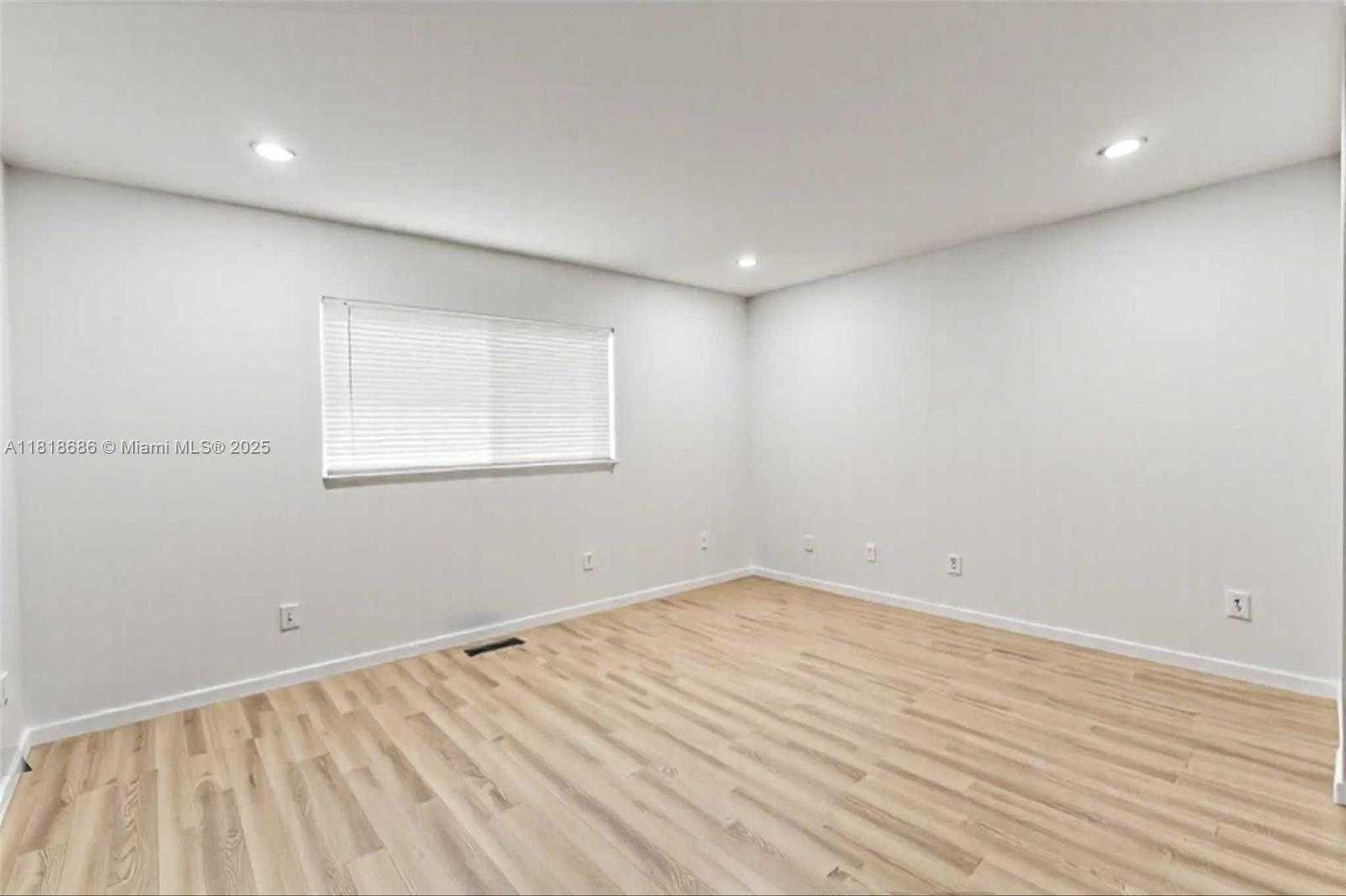Small Image of 5790 STIRLING #212, Hollywood Number 17