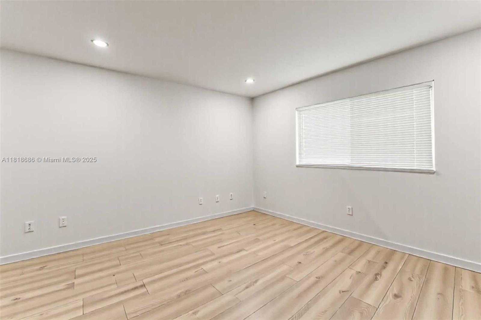 Small Image of 5790 STIRLING #212, Hollywood Number 18