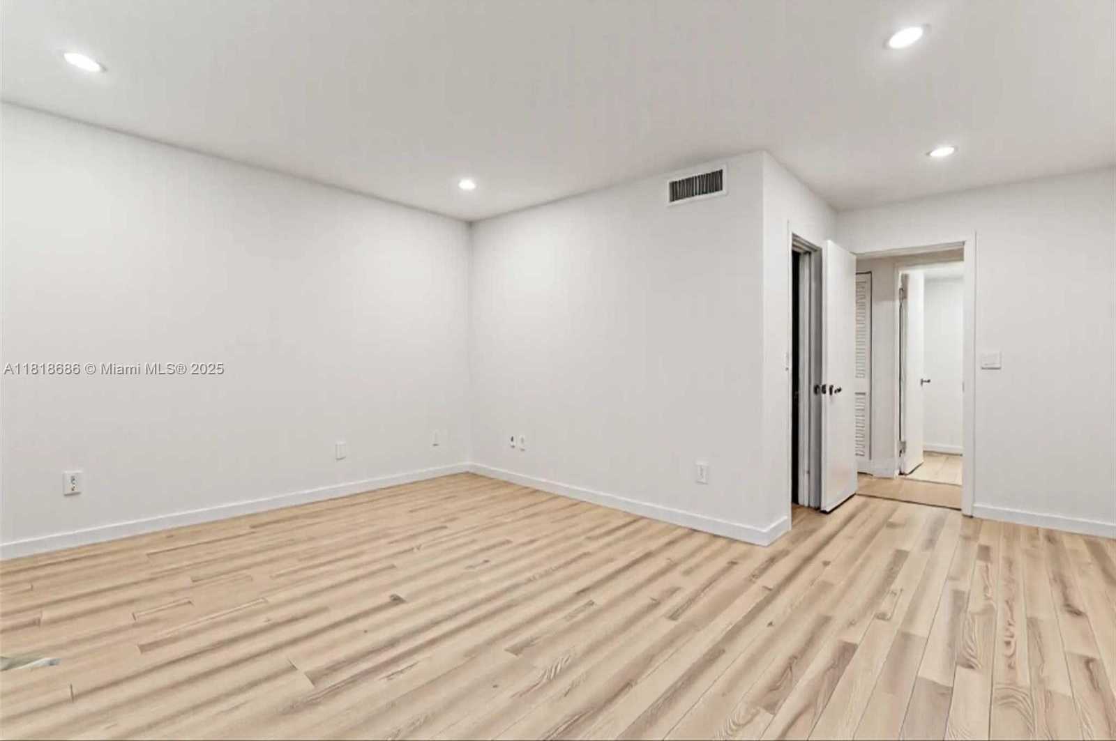 Small Image of 5790 STIRLING #212, Hollywood Number 19