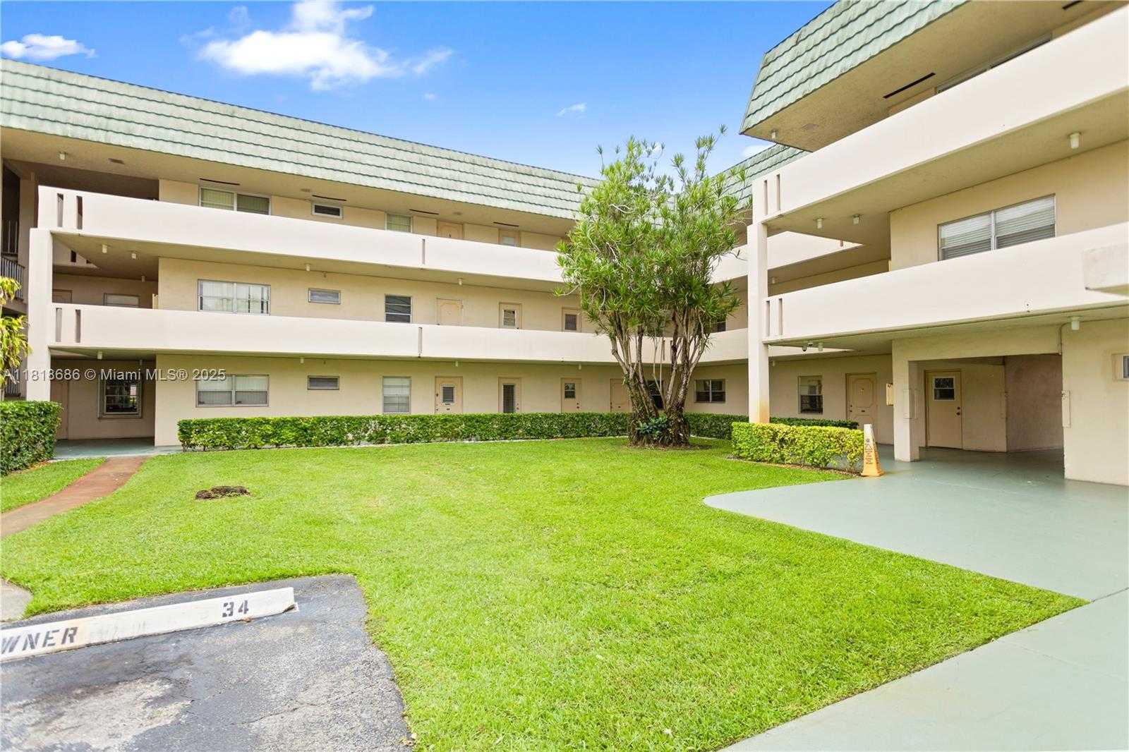 Small Image of 5790 STIRLING #212, Hollywood Number 3