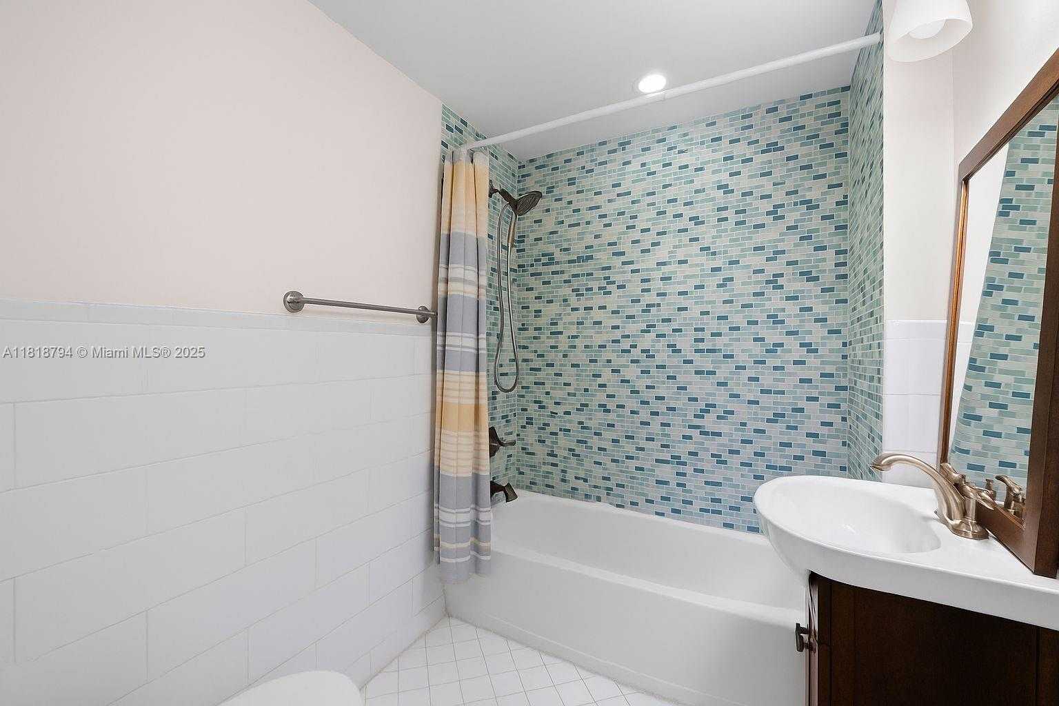 Small Image of 1601 BAY RD #4, Miami Beach Number 11