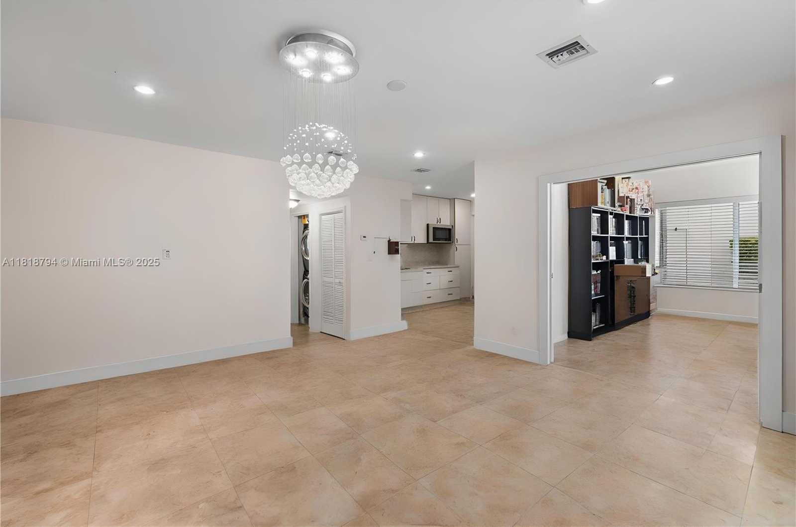 Small Image of 1601 BAY RD #4, Miami Beach Number 2