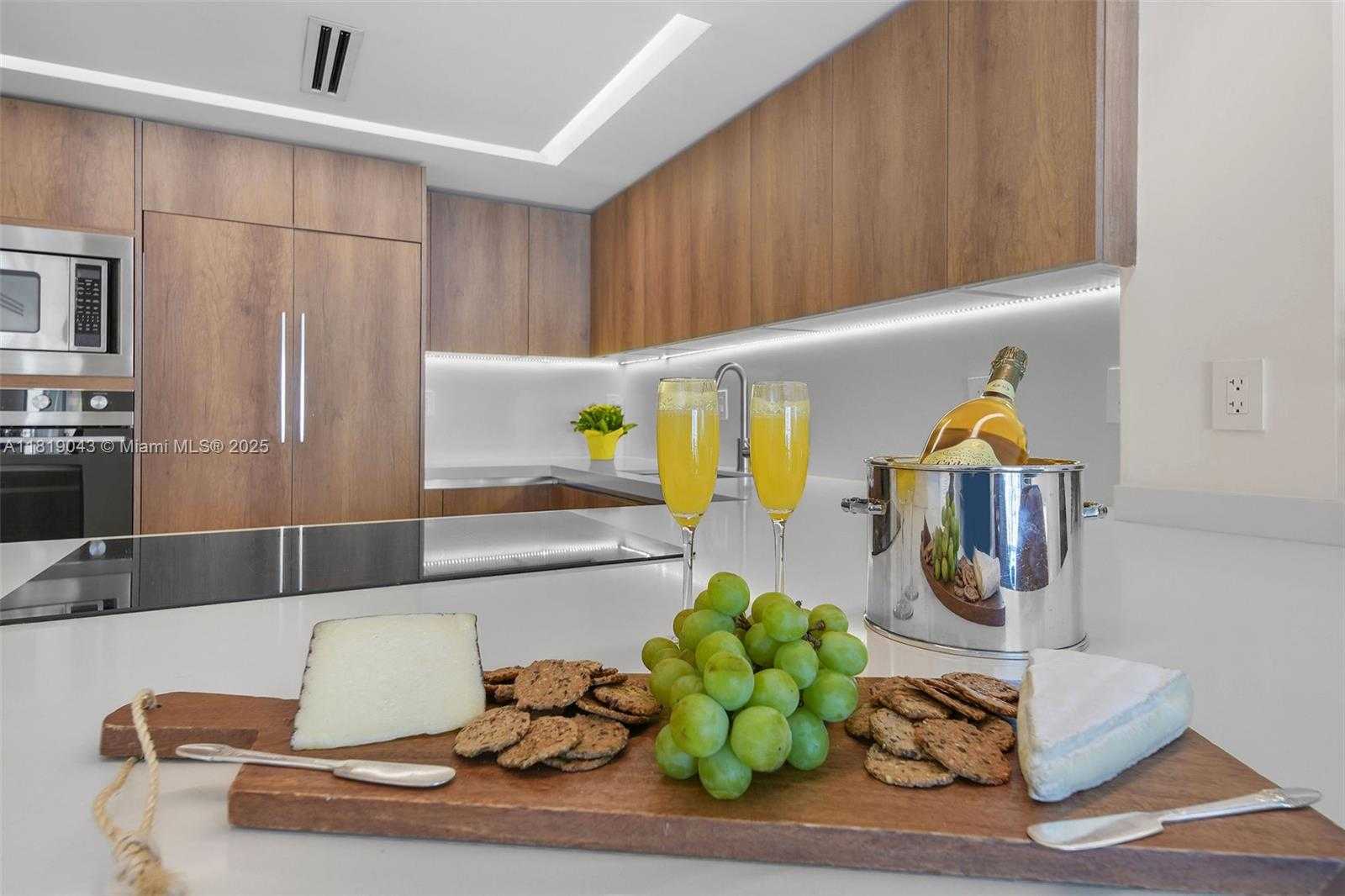 Small Image of 1450 LINCOLN RD #809, Miami Beach Number 2
