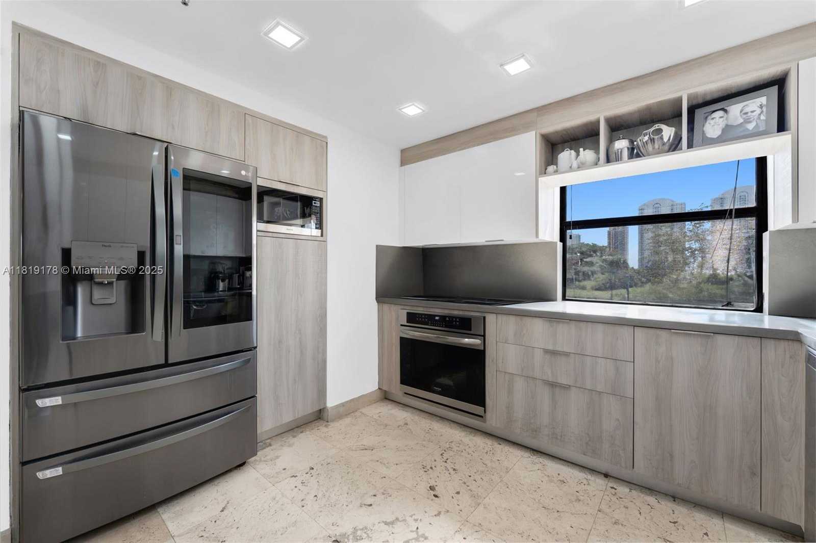 Small Image of 454 Poinciana Island Dr, Sunny Isles Beach, FL 33160, USA Number 2