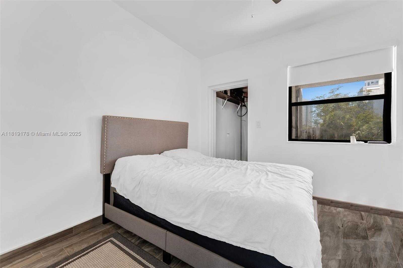 Small Image of 454 Poinciana Island Dr, Sunny Isles Beach, FL 33160, USA Number 28