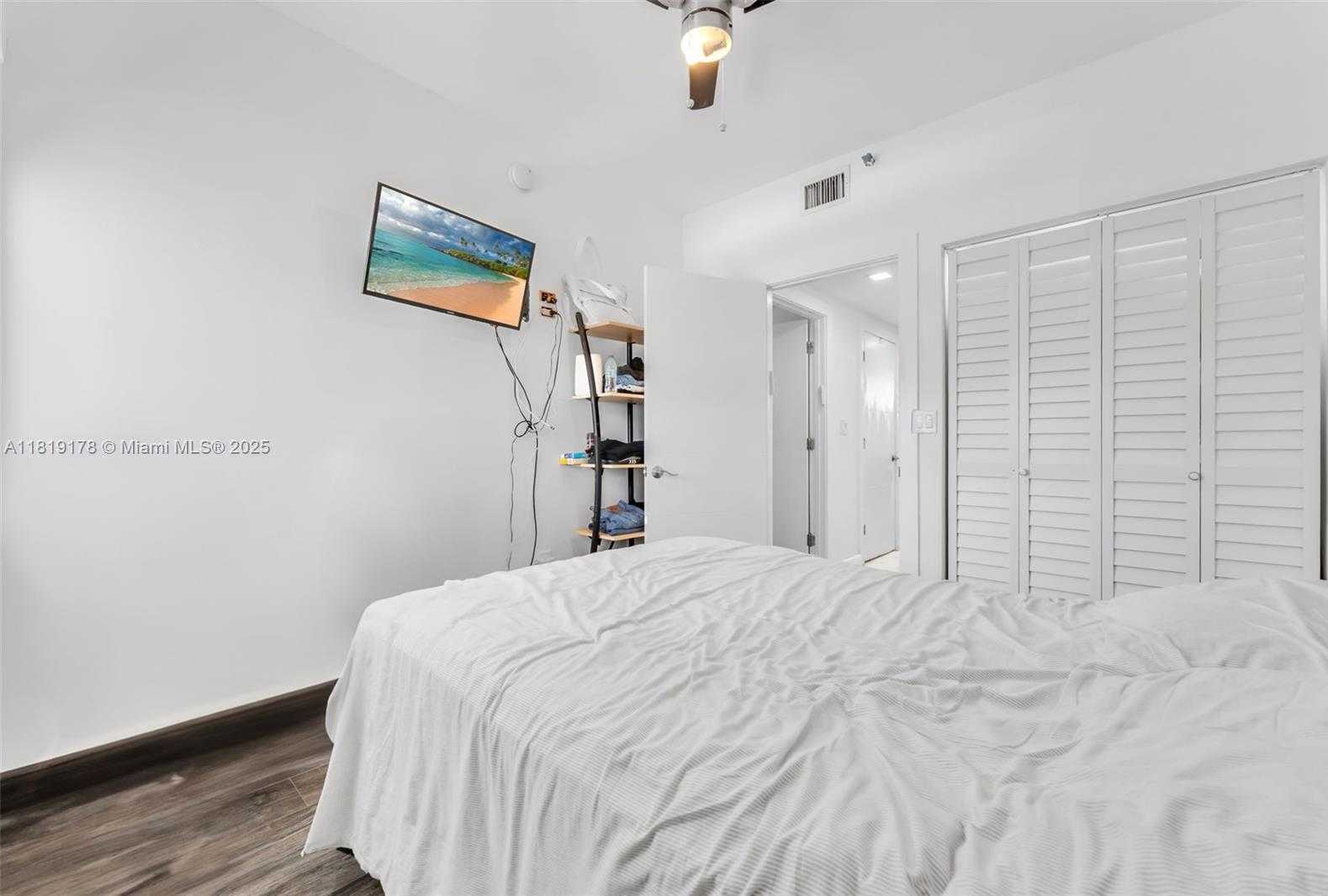 Small Image of 454 Poinciana Island Dr, Sunny Isles Beach, FL 33160, USA Number 29