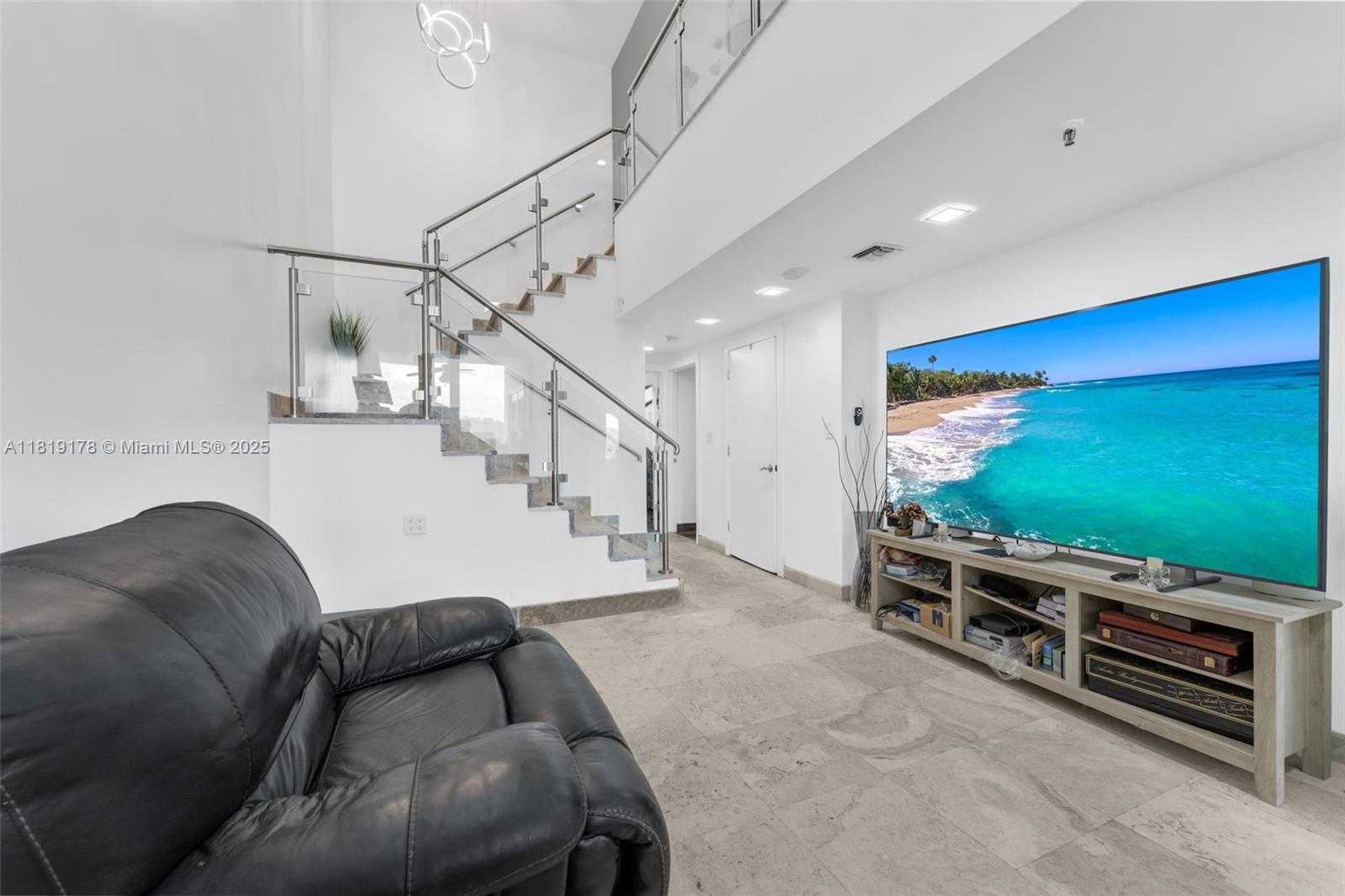 Small Image of 454 Poinciana Island Dr, Sunny Isles Beach, FL 33160, USA Number 3