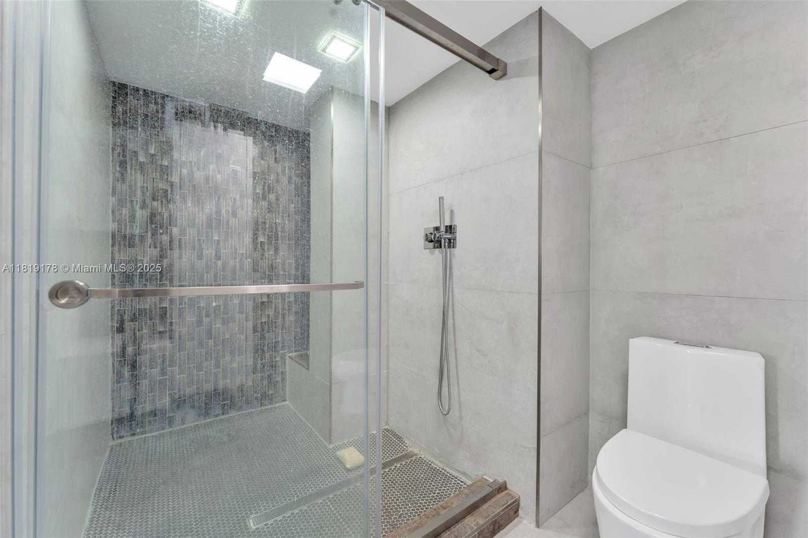 Small Image of 454 Poinciana Island Dr, Sunny Isles Beach, FL 33160, USA Number 38