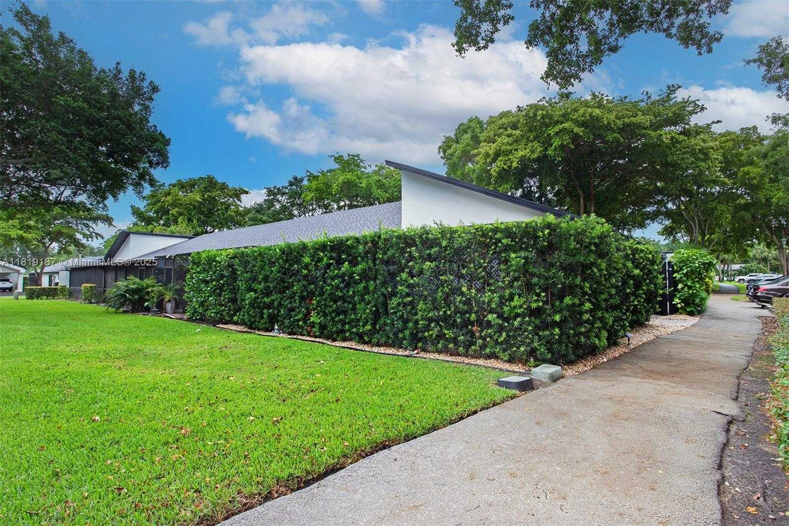 Small Image of 16039 FAIRWAY LN #113, Weston Number 42