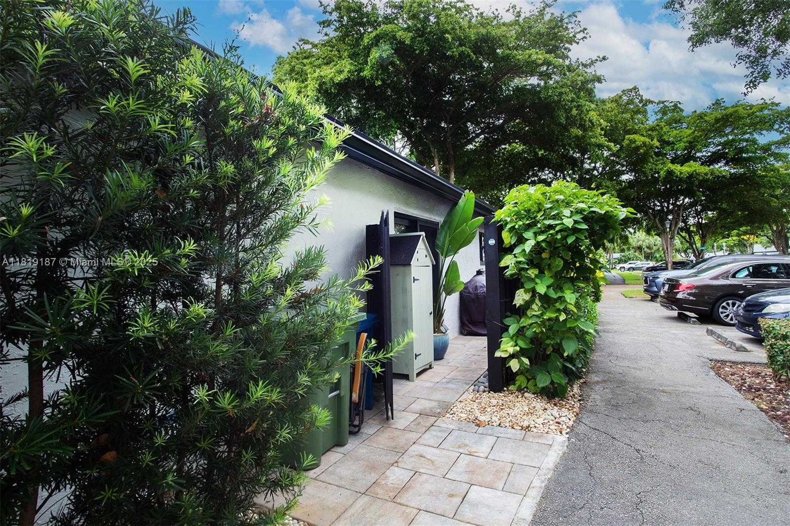Small Image of 16039 FAIRWAY LN #113, Weston Number 43