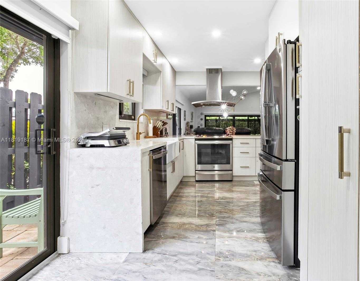 Small Image of 16039 FAIRWAY LN #113, Weston Number 7