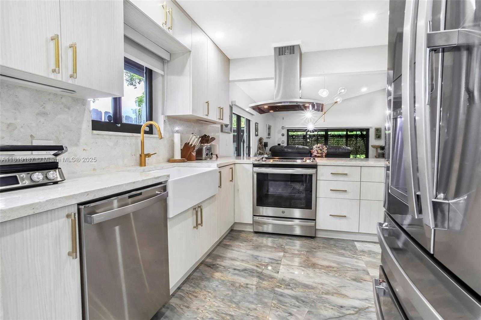 Small Image of 16039 FAIRWAY LN #113, Weston Number 8