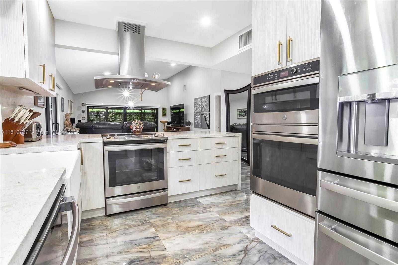 Small Image of 16039 FAIRWAY LN #113, Weston Number 9
