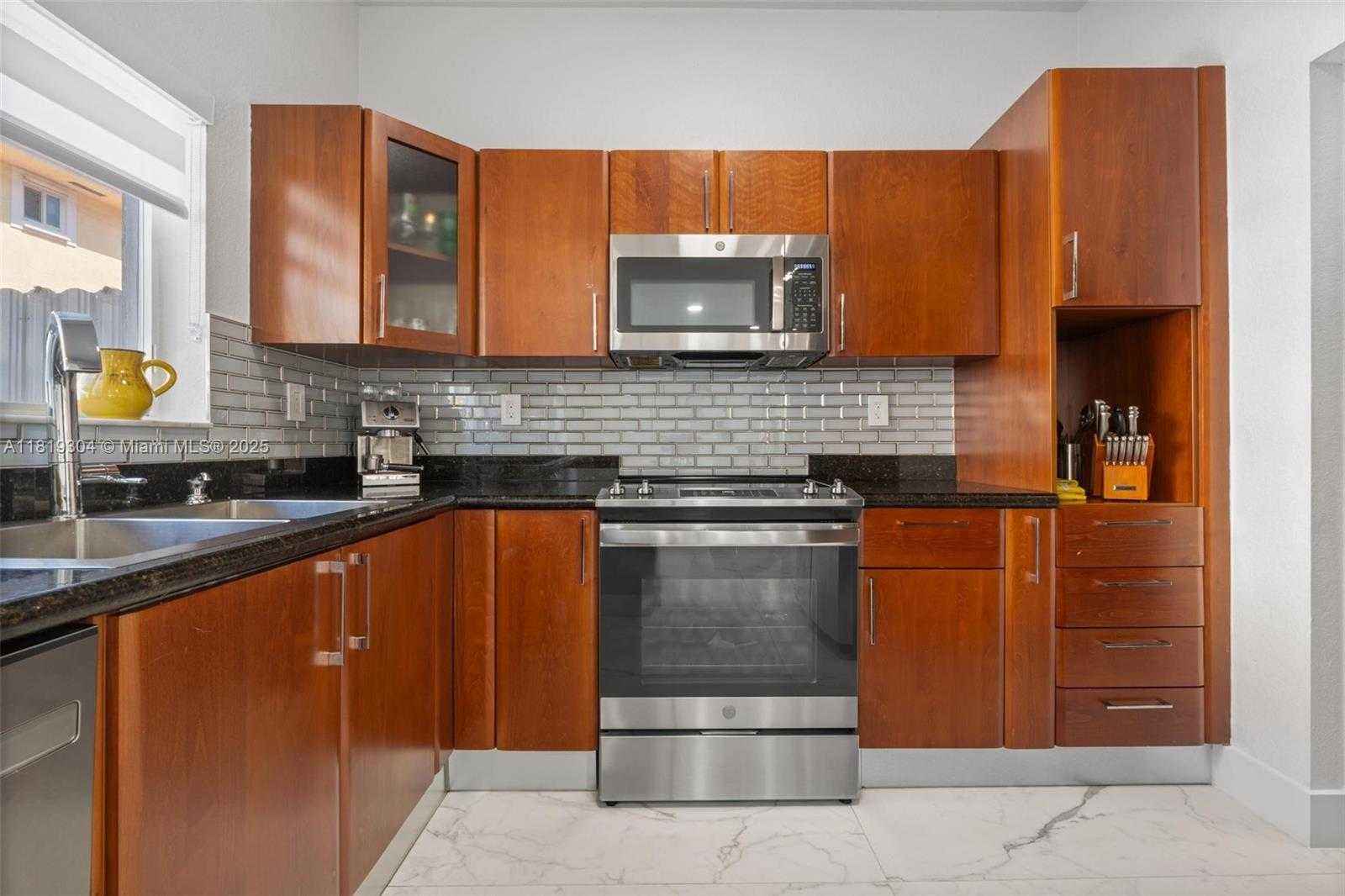 Small Image of 18062 NORTH WEST 74TH CT, Hialeah Number 11