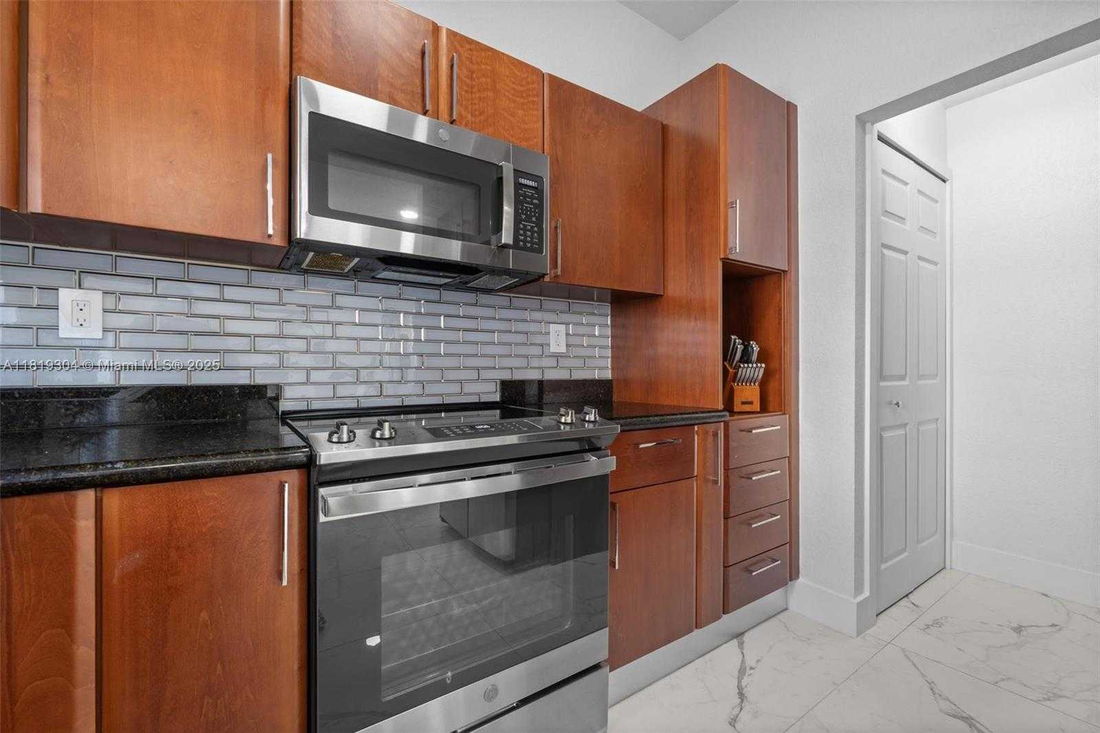 Small Image of 18062 NORTH WEST 74TH CT, Hialeah Number 14