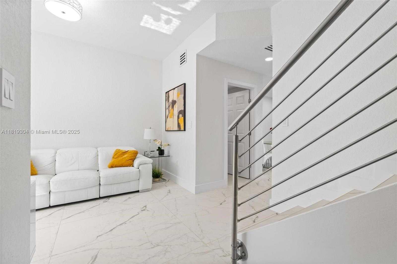 Small Image of 18062 NORTH WEST 74TH CT, Hialeah Number 2