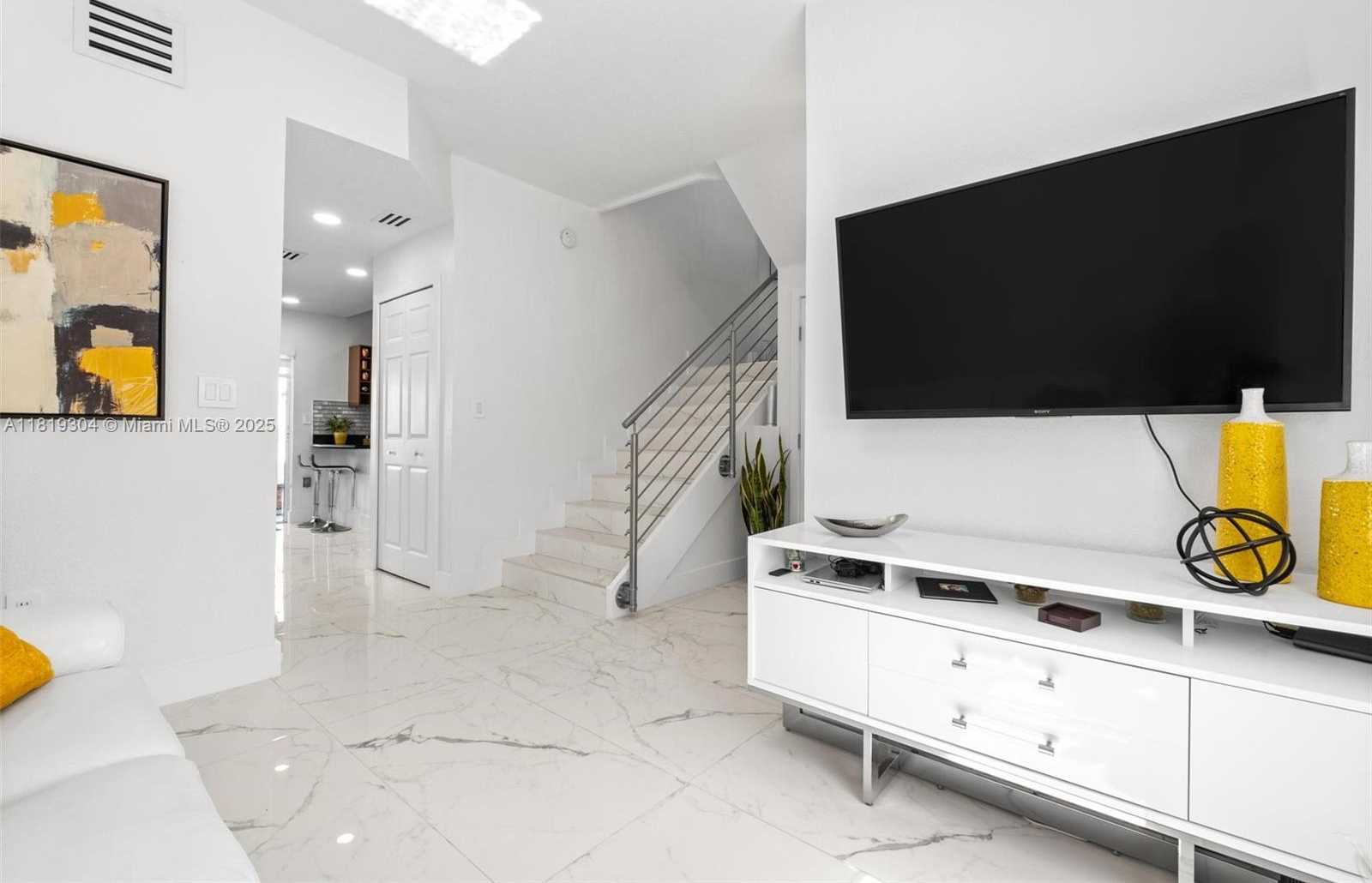 Small Image of 18062 NORTH WEST 74TH CT, Hialeah Number 3