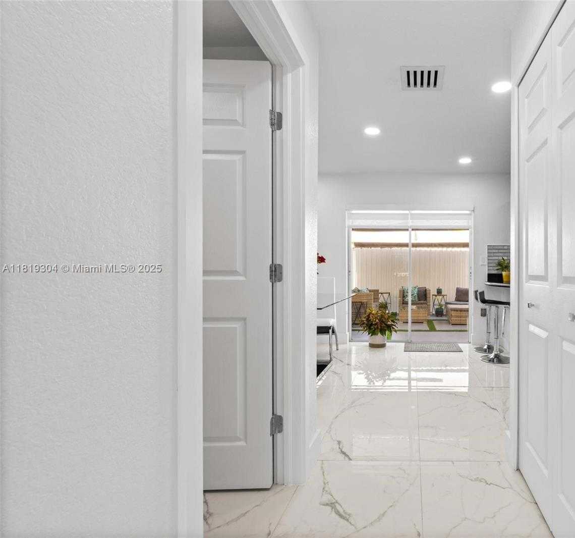 Small Image of 18062 NORTH WEST 74TH CT, Hialeah Number 5