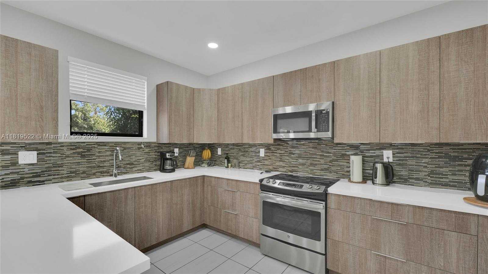 Small Image of 10380 NORTH WEST 88TH TER, Doral Number 14