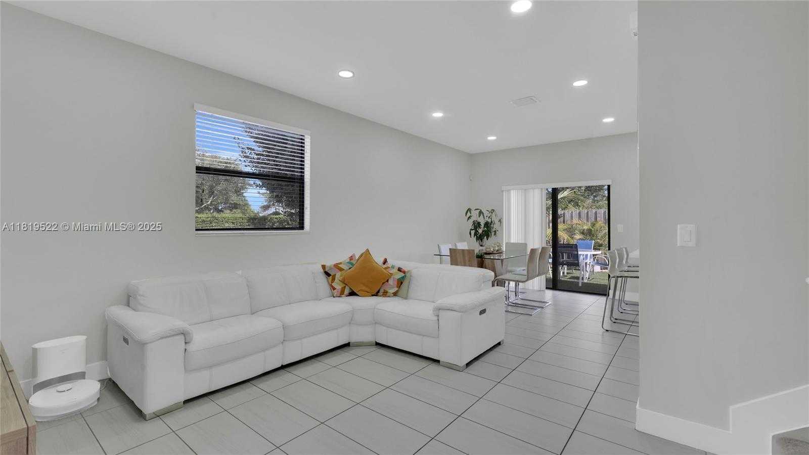 Small Image of 10380 NORTH WEST 88TH TER, Doral Number 7